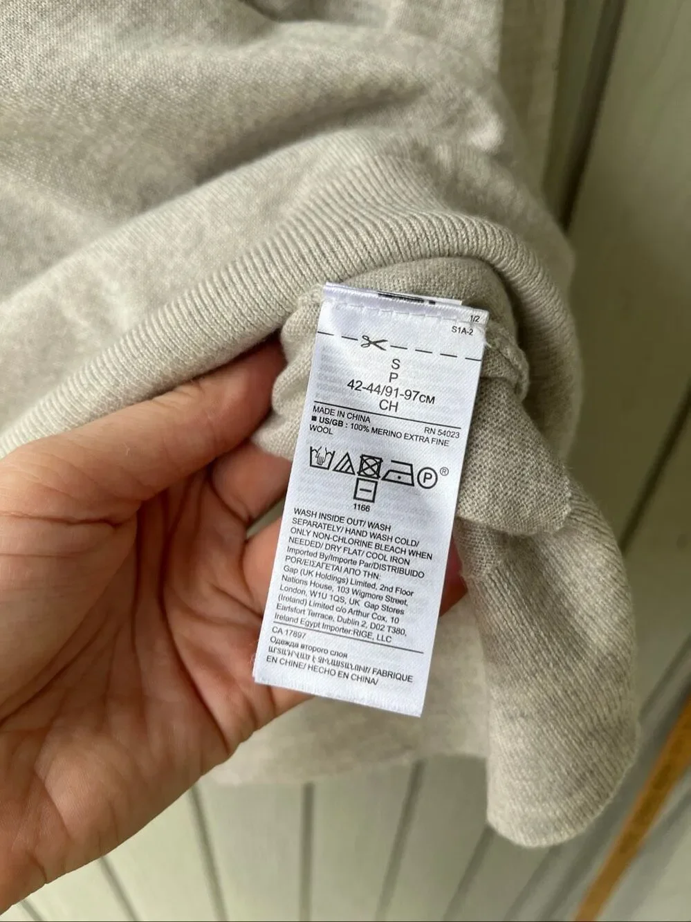 Banana Republic 100% Merino Wool V-Neck Sweater Men’s S Grey Oatmeal